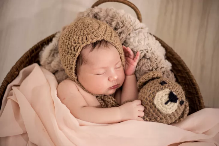 Choosing the right clothing and size can be an arduous task. Your tiny baby needs the perfect fit. Read on to know how to choose the right size of clothes for your baby and why it is important to ensure that.