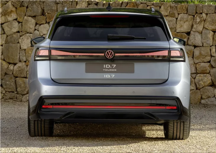 ID.7 Tourer vs. MG 5 Electric vs. Peugeot e-308 SW: Choosing the Right Electric Wagon