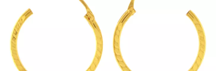 The white gold earring is a sure stopper with its brilliance and shine.  