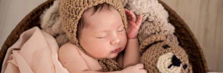 Choosing the right clothing and size can be an arduous task. Your tiny baby needs the perfect fit. Read on to know how to choose the right size of clothes for your baby and why it is important to ensure that.